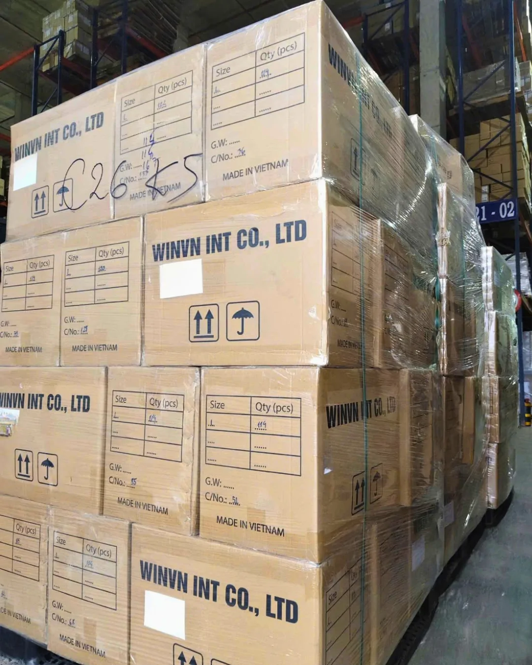 Shipping marks printed on a WINVN INT master carton: size, quantity, gross weight, carton number, made in Vietnam